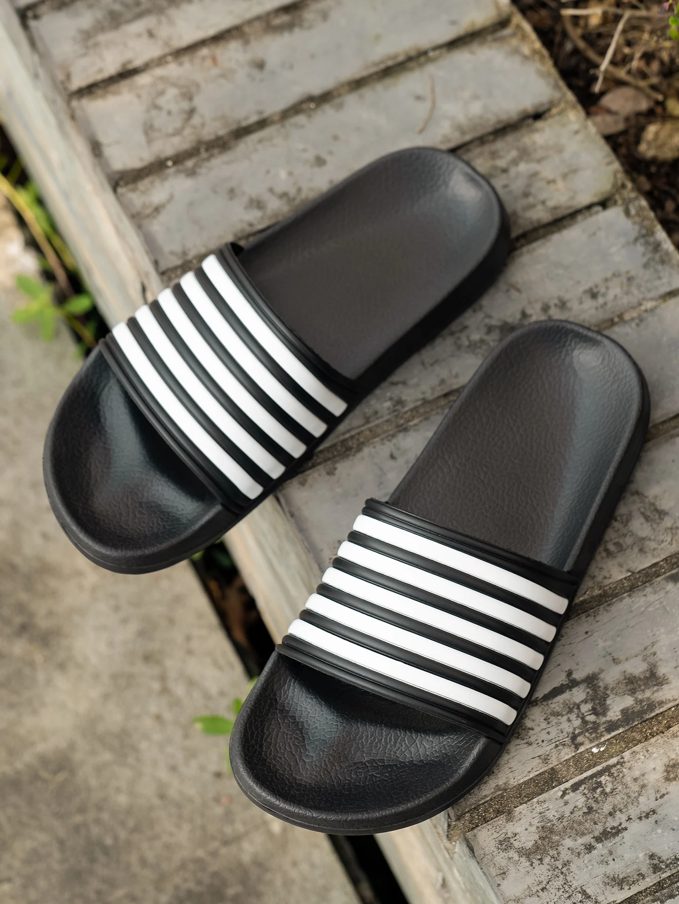 Men's Summer Casual Simple Fashion Flat Solid Color Slip-On Eva One-Piece Black and White Striped Beach Outdoor Home Slippers Lightweight Comfortable Thick-Soled Slide Sandals