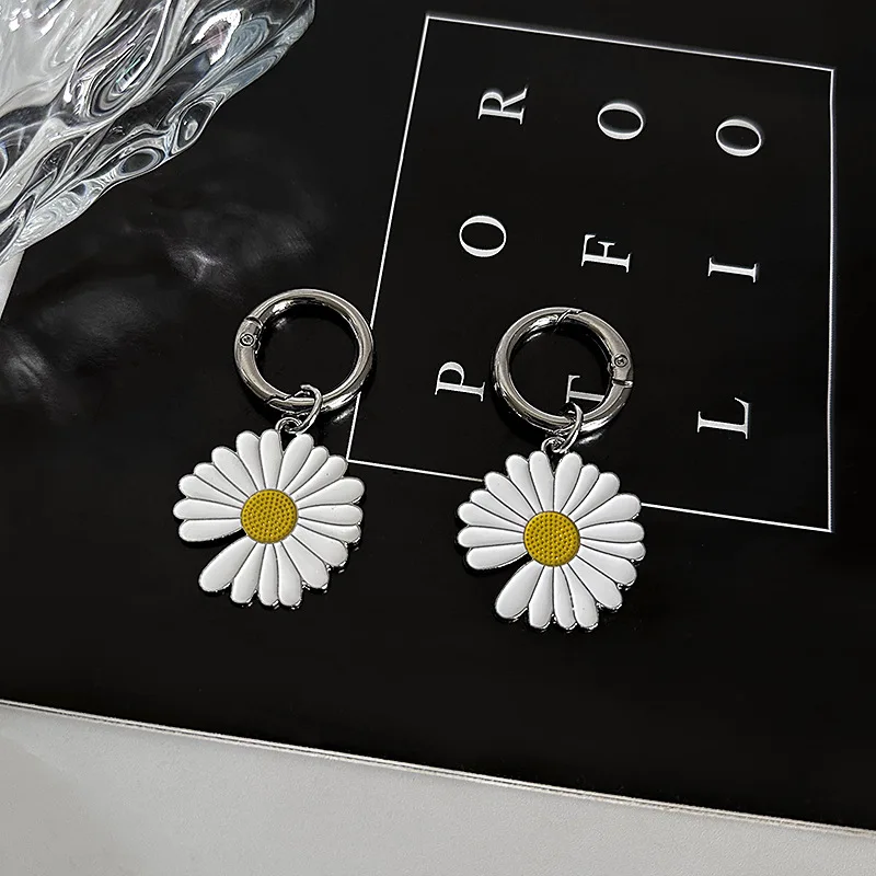2pcs Daisy Flower Shoe Buckle Design Sunflower Boots Accessory Detachable Pendant Metal Shoe Pendant Boots Heel Decoration Gifts
