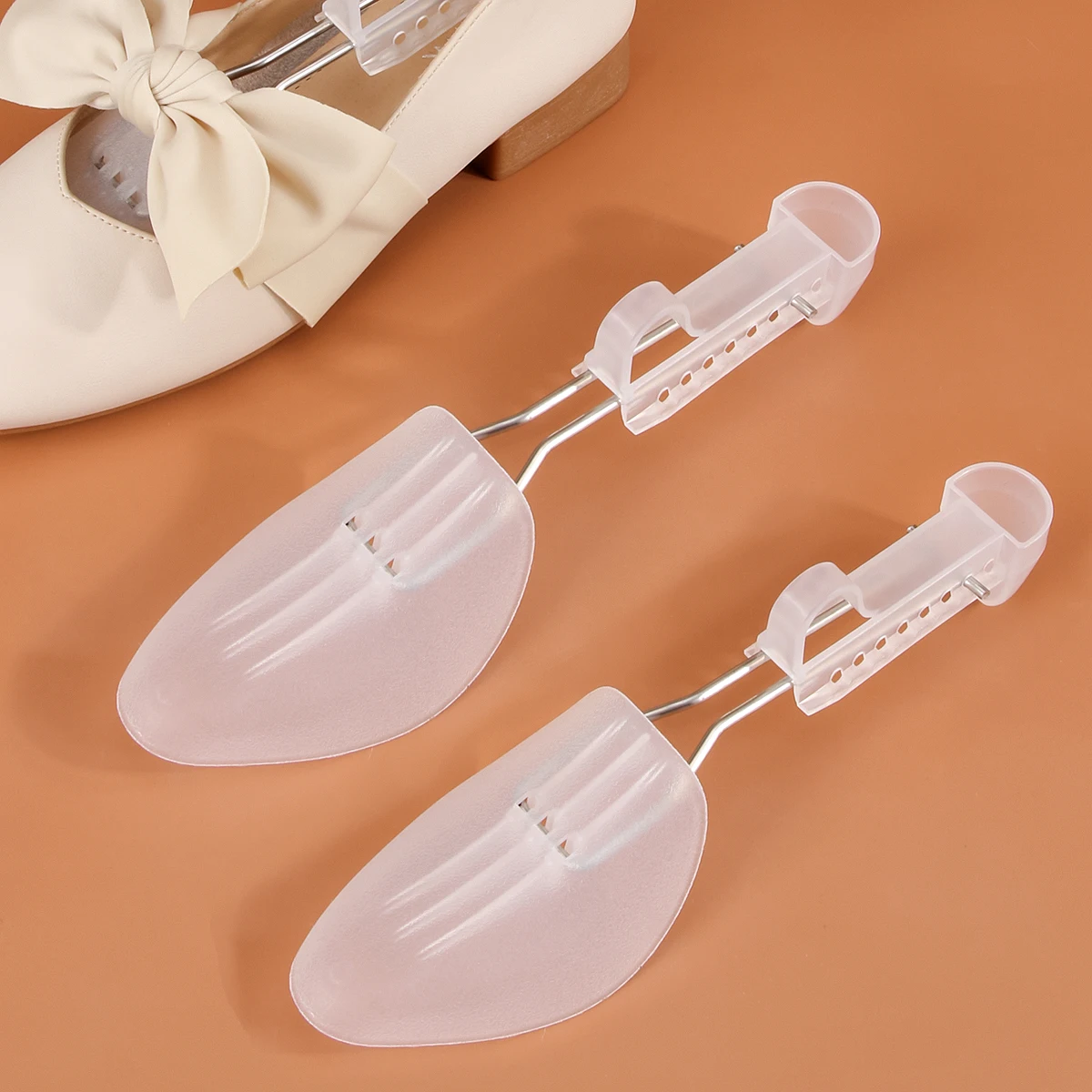 1 Pair Men and Women Plastic Shoe Tree Adjustable Shoe Stretcher Shaper Boot Holder Shoe Support (White and Black) Two Sizes