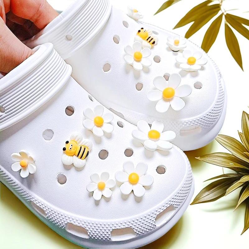 New Best Selling Hole Shoes Charms Ready To Put on White Daisy Sunflower Combination Suit Shoe Buckle Girlish Shoes Accessories