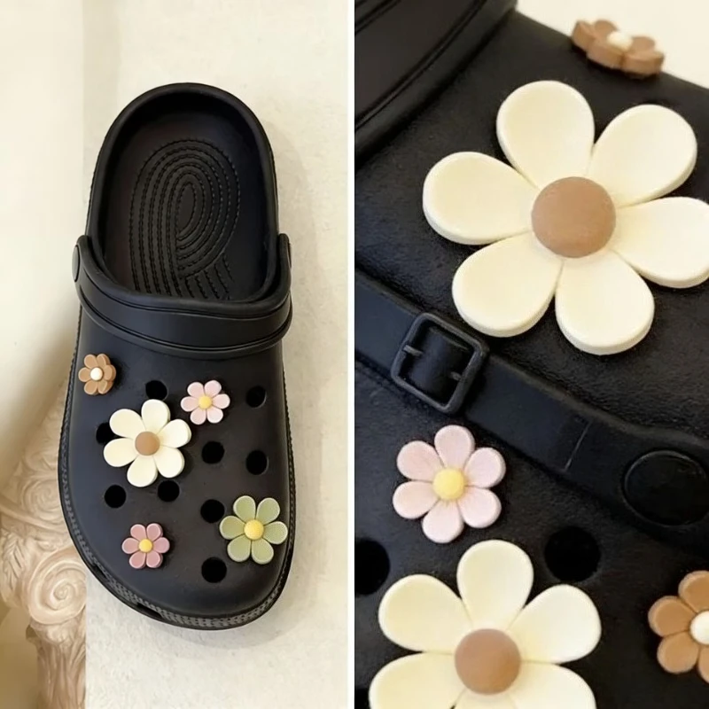 New Best Selling Hole Shoes Charms Ready To Put on White Daisy Sunflower Combination Suit Shoe Buckle Girlish Shoes Accessories