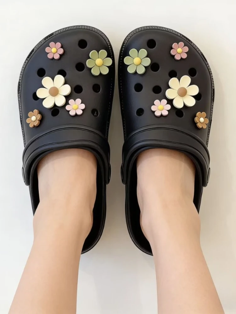 New Best Selling Hole Shoes Charms Ready To Put on White Daisy Sunflower Combination Suit Shoe Buckle Girlish Shoes Accessories