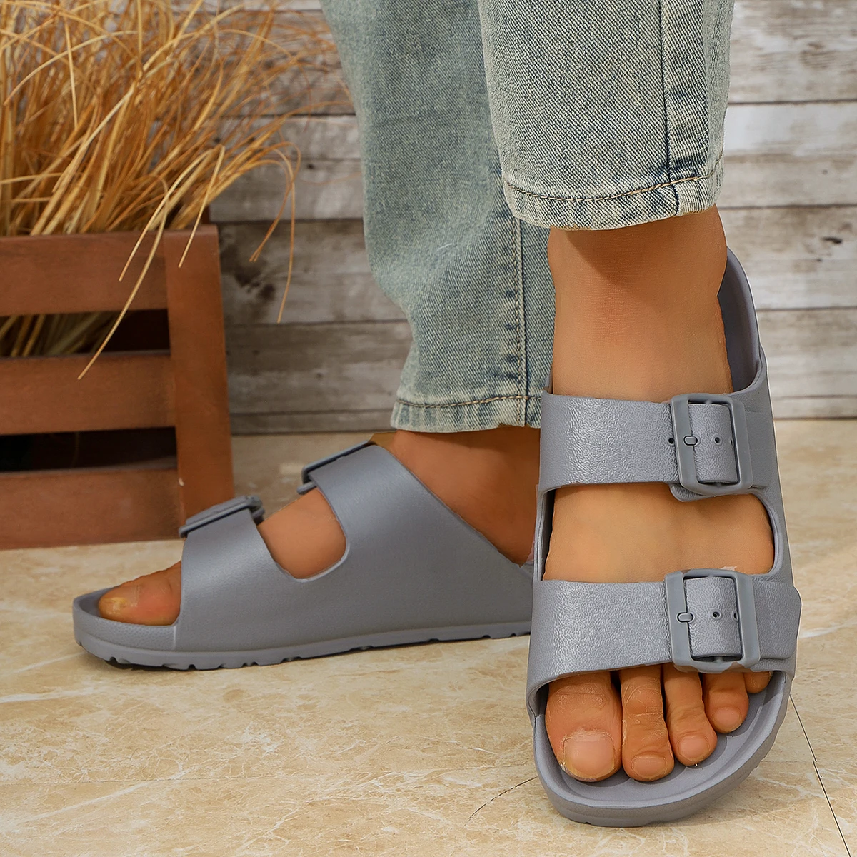 Men's Casual Simple Buckle-Adjustable Eva One-Piece Double-Bar Flat-Soled Slip-On Slippers for Home or Outdoor Beach Use