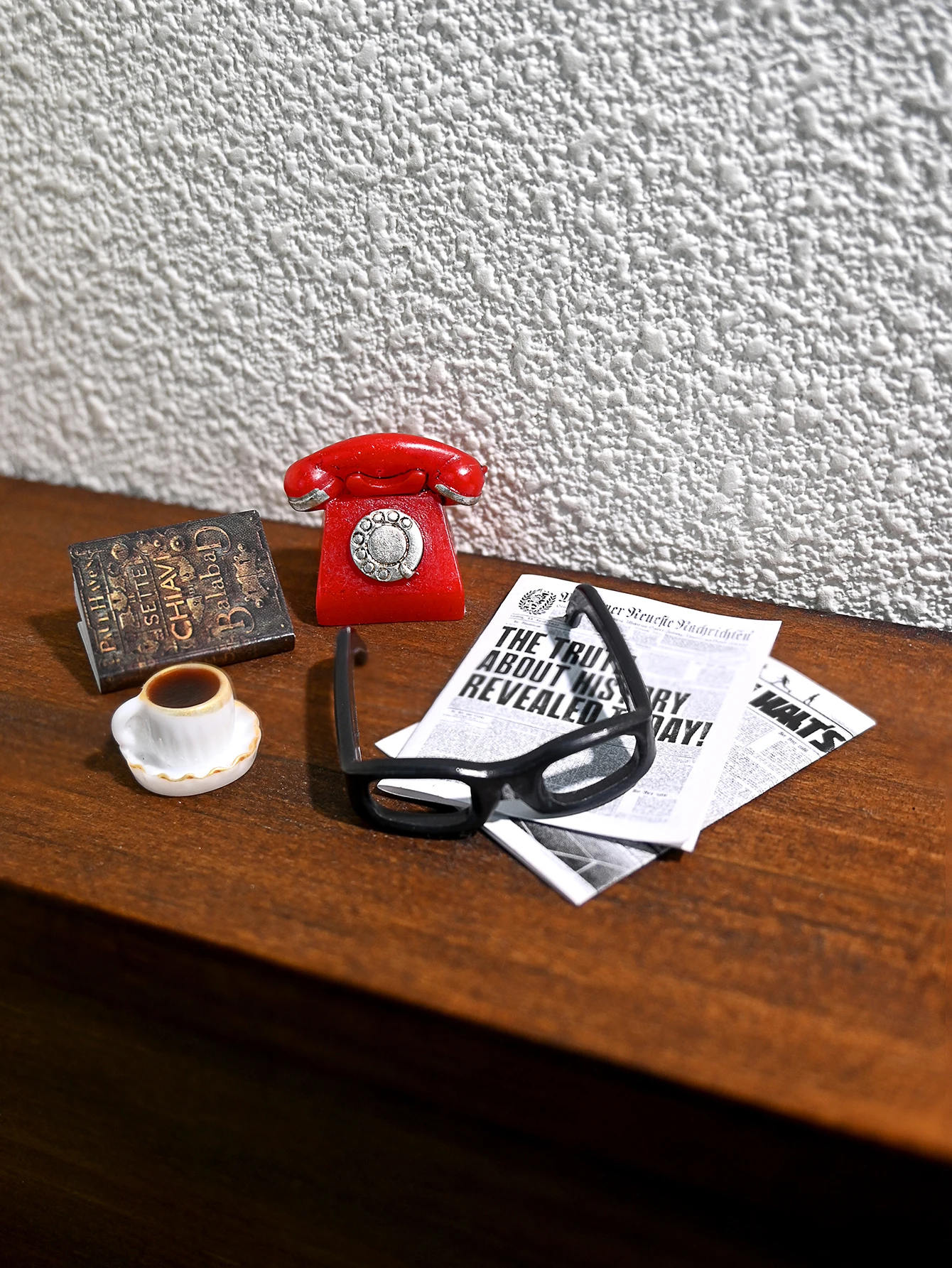 A Miniature Vintage Desktop Ornament, Miniature Telephone, Miniature Glasses, 1/6, 1/12 Dollhouse Dollhouse Accessories, Dollhouse Decoration, Model House Accessories, Photography Props, Miniature Landscape Ornaments, Miniatures Decoration, Small Gifts, Giveaways, Home Decor Items