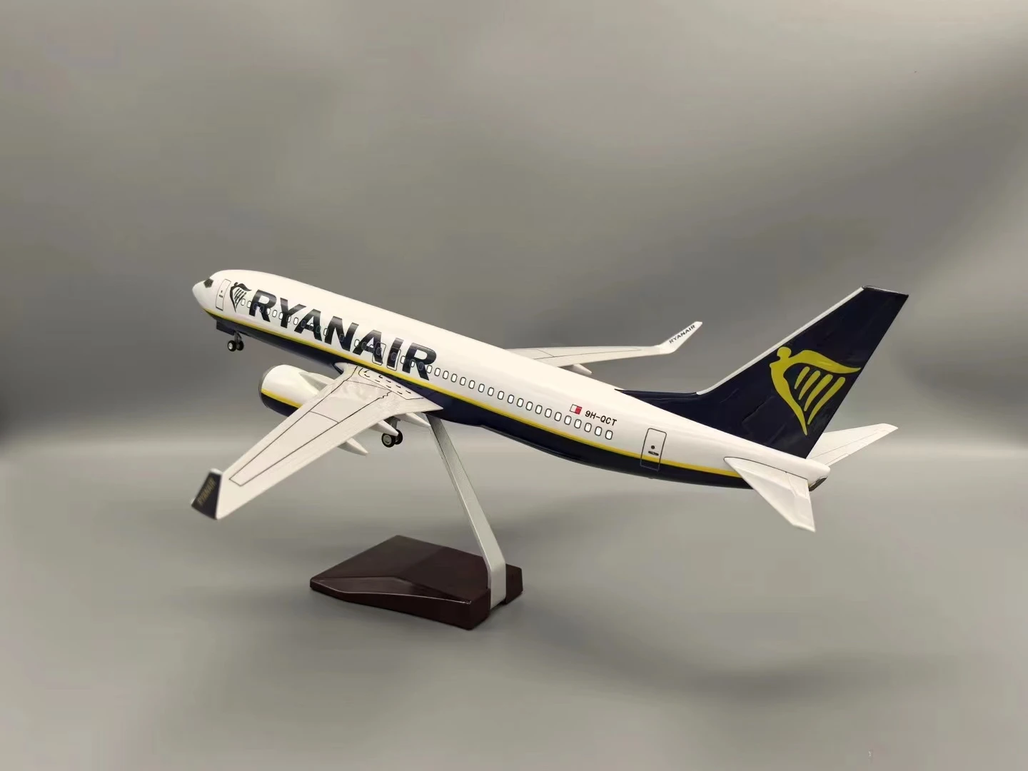 1:85 Scale Airplane Toy B737-800 Airplanes RYANAIR Airline Aircraft Model With Base Landing Gears Resin Miniature Plane For Kids