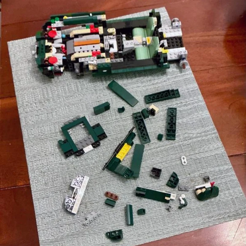 Classic Convertible Sports Car Christmas Toy for Family Decor Gift Building Blocks Bricks 1673pcs Vintage British Roadster Model