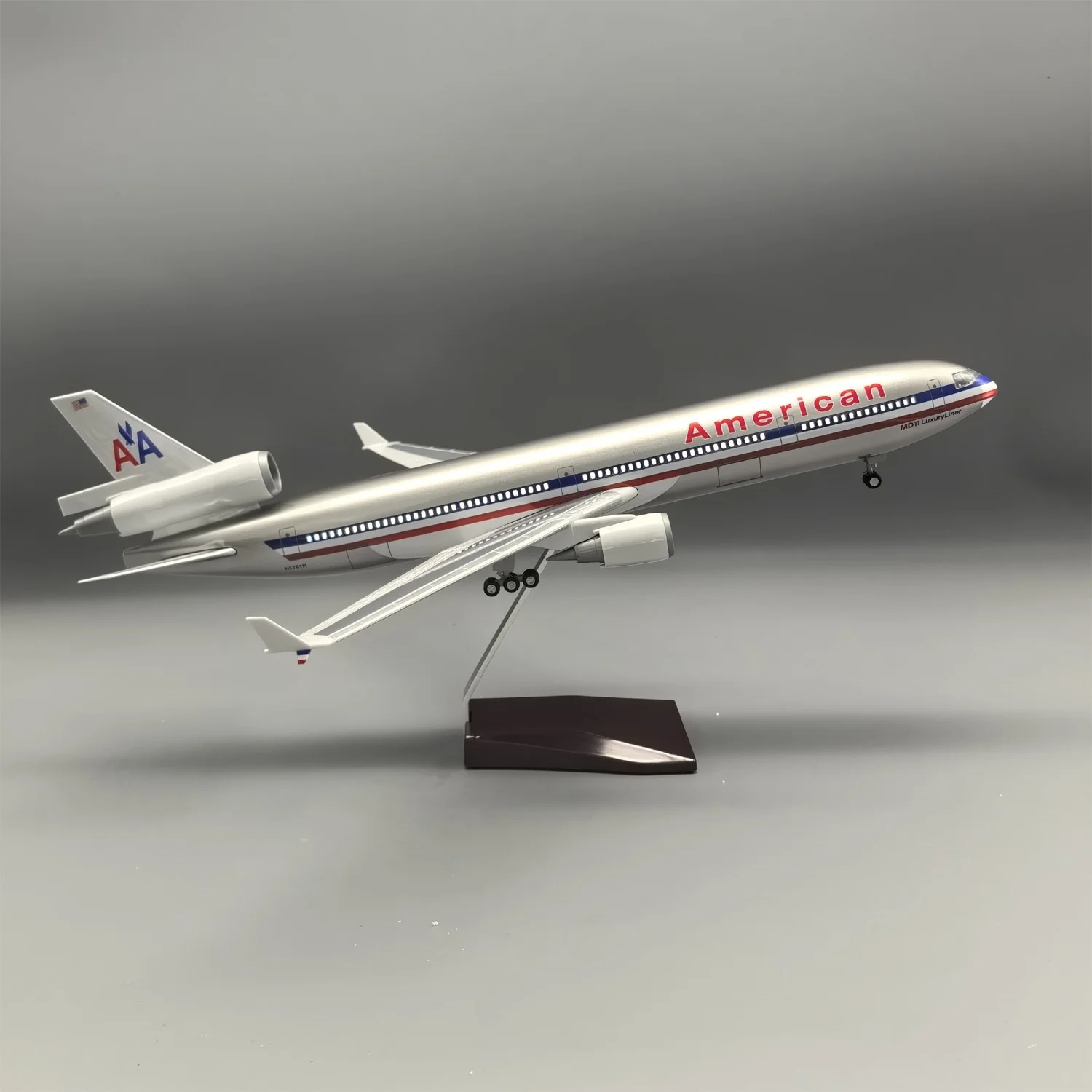 1:130 Scale plane model American MD-11 Toy planes 47cm resin Airplanes Model Kit With Lights And Wooden Base Collected Gift