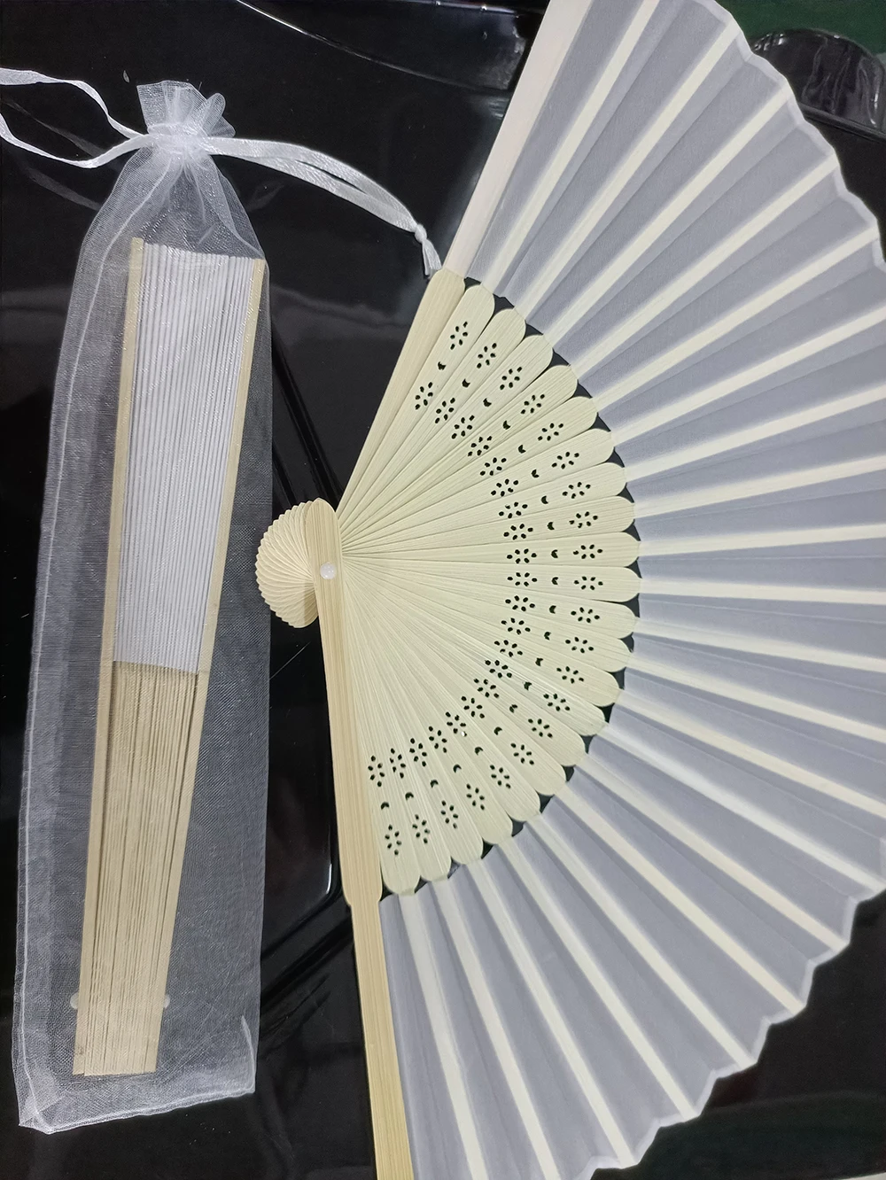 24 /70pcs Personalized Engraved White Folding Elegant Silk Hand Fan with Gift bag Wedding & Party
