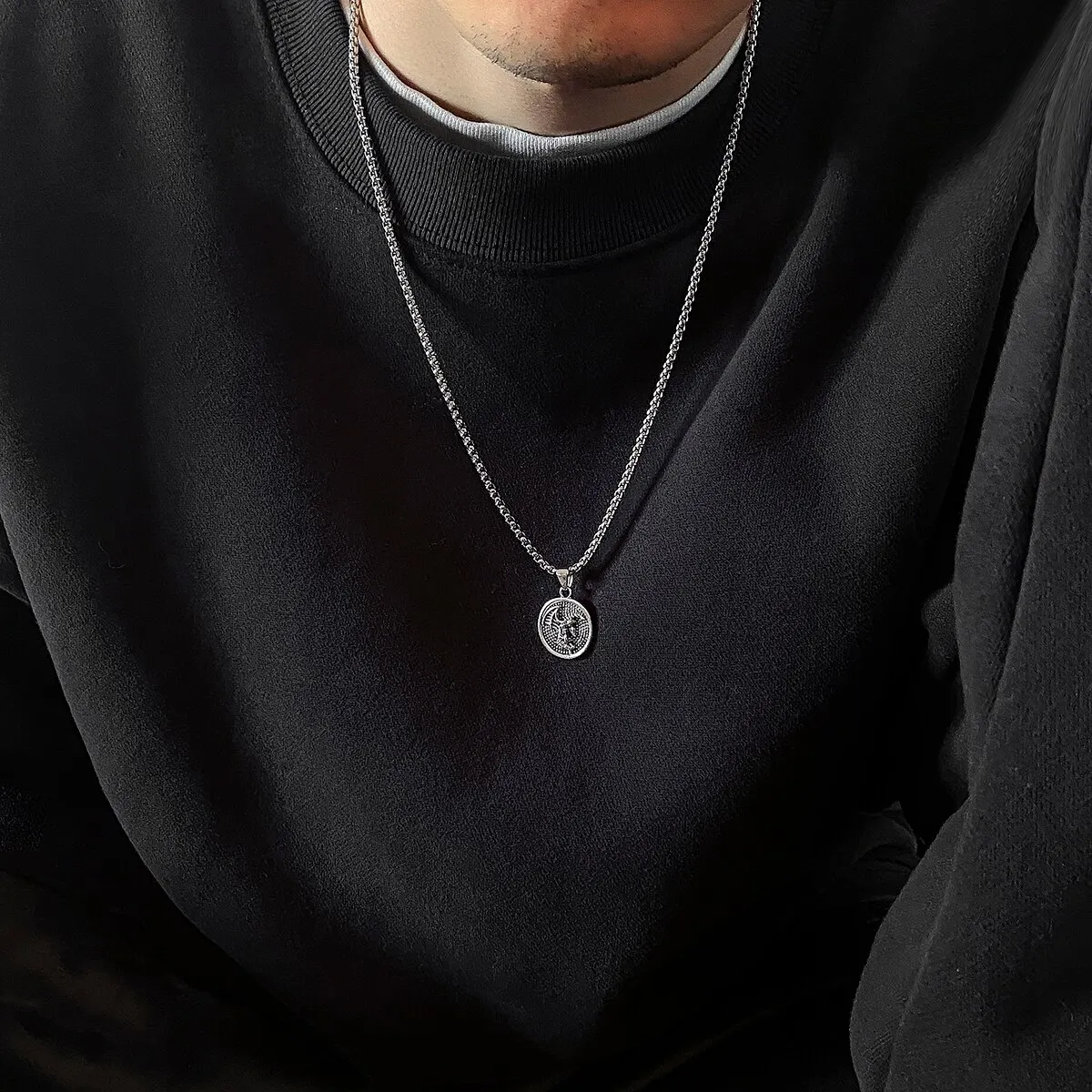 Vintage Simple Alien Human Coin Pendant Choker Necklace for Men Trendy Punk Long Chain on the Neck Jewelry Accessories Male Gift
