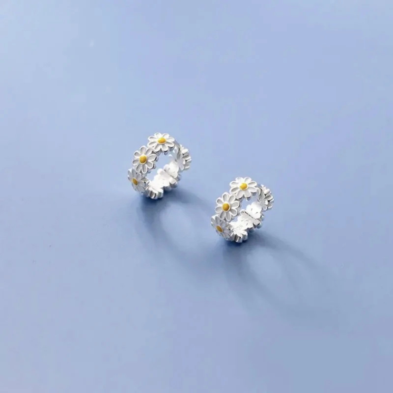 Sweet Daisy Flower Hoop Earrings For Women 2023 New Fashion Round Earrings For Wedding Party Korean Temperament Ear Jewelry A-