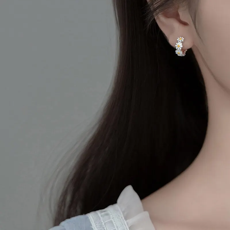 Sweet Daisy Flower Hoop Earrings For Women 2023 New Fashion Round Earrings For Wedding Party Korean Temperament Ear Jewelry A-