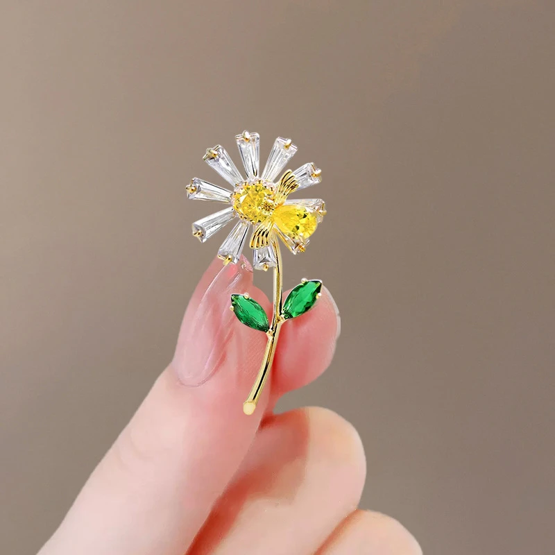 Shiny Rhinestone Sunflower Brooch Pin For Women Luxury Zircon Daisy Flower Collar Badge Elegant Floral Bouquet Corsage Jewelry