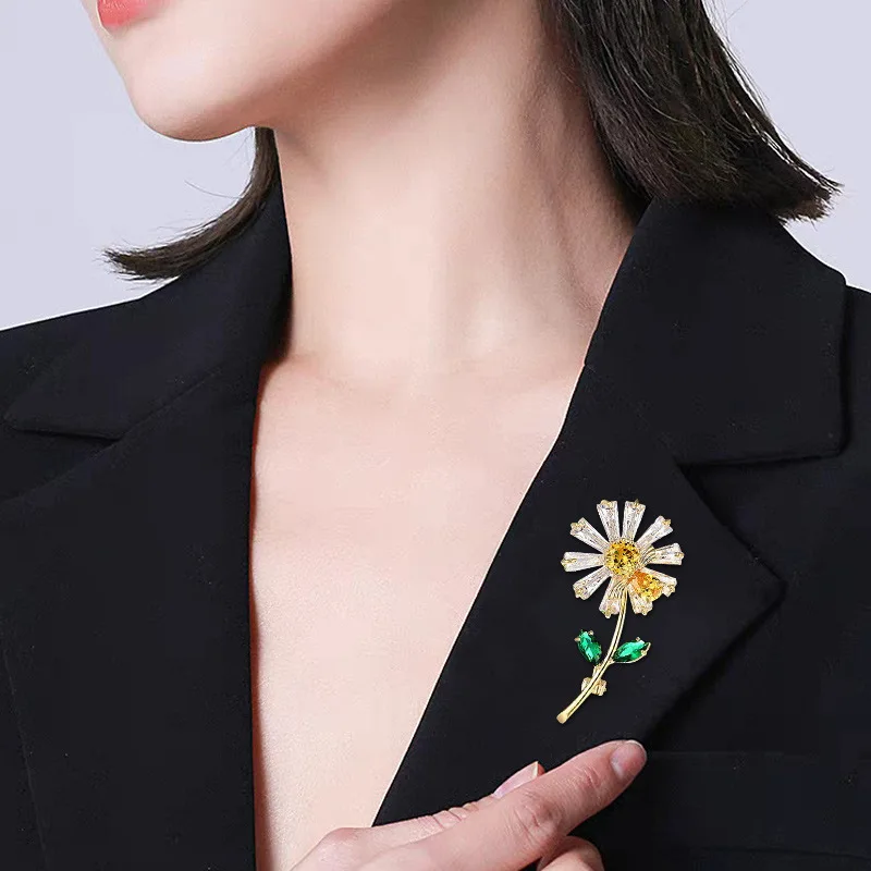 Shiny Rhinestone Sunflower Brooch Pin For Women Luxury Zircon Daisy Flower Collar Badge Elegant Floral Bouquet Corsage Jewelry