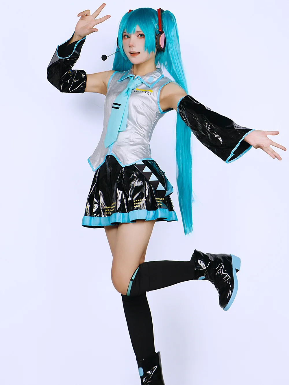 Miku Cosplay Full Set Silver Leather Fabric Suit Miku Cosplay Headwear Costume Outfit JK Sailor Dress High School Uniform Hallow