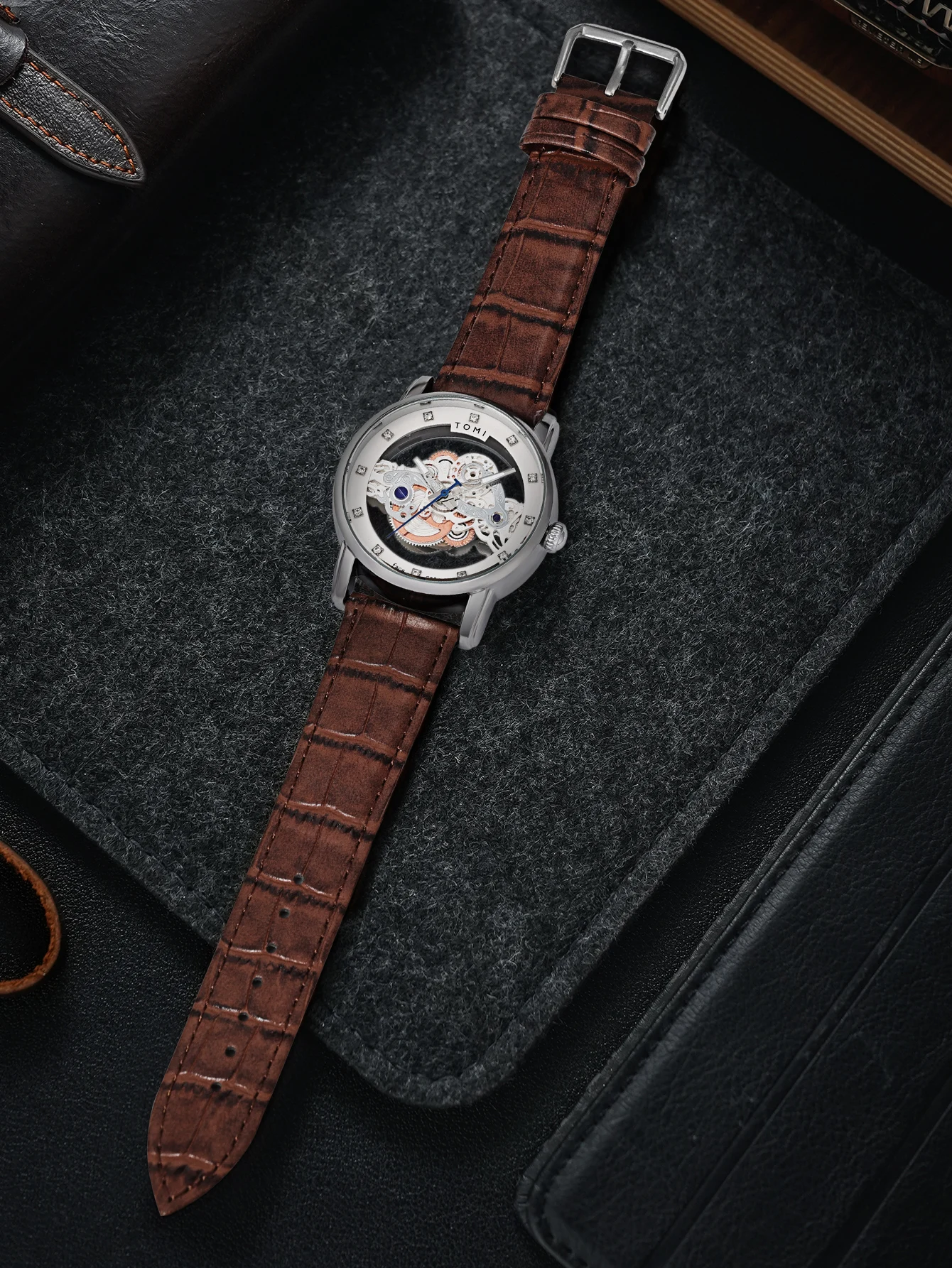 TOMI New Popular Watch Luxury Casual Men's and Women's Watch Hollow Diamond Quartz Watch