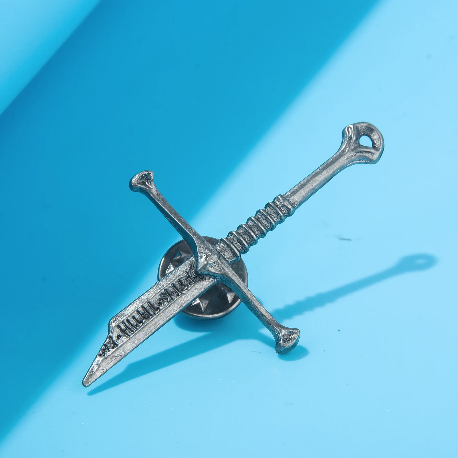 Lord of the Narsil Broken Sword Pins Brooch Movie Aragorn Sword Metal Badge Brooch for Women Men Lapel Pin Jewelry