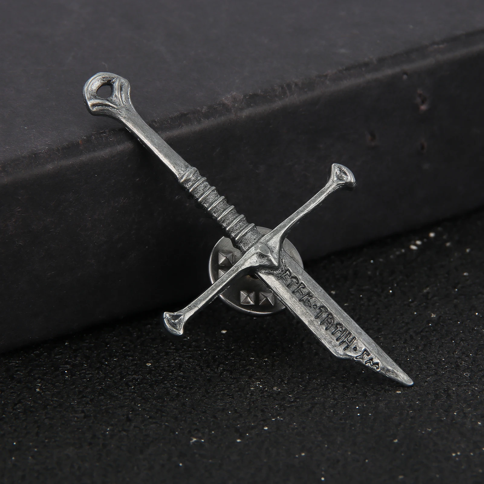 Lord of the Narsil Broken Sword Pins Brooch Movie Aragorn Sword Metal Badge Brooch for Women Men Lapel Pin Jewelry