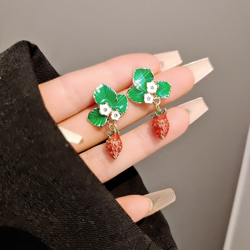 Retro Exaggerated Baroque Love Strawberry Women's Earrings 2023 Fashion New Fruit Series Leisure Holiday Jewelry Ear Accessories