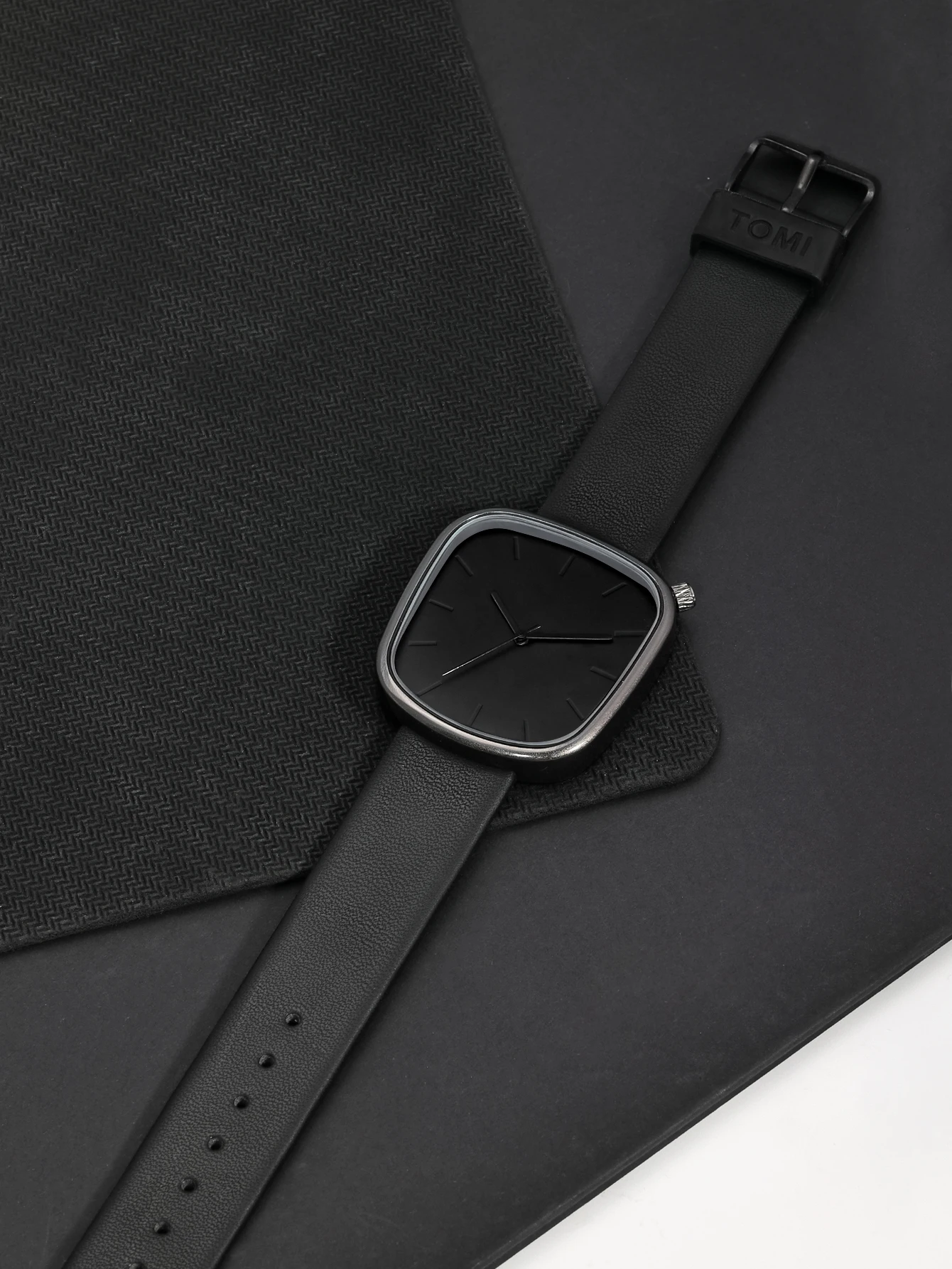 TOMI Men's Minimalist Watch Fashion Versatile Men's and Women's Square Watch Scale Black and White Premium Quartz Watch