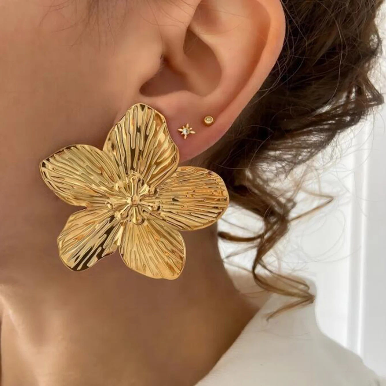 Uworld Hypoallergenic Stylish Vintage Flower Stud Earrings Premium 18k Gold Plated Stainless Steel For Women Party сережки женск