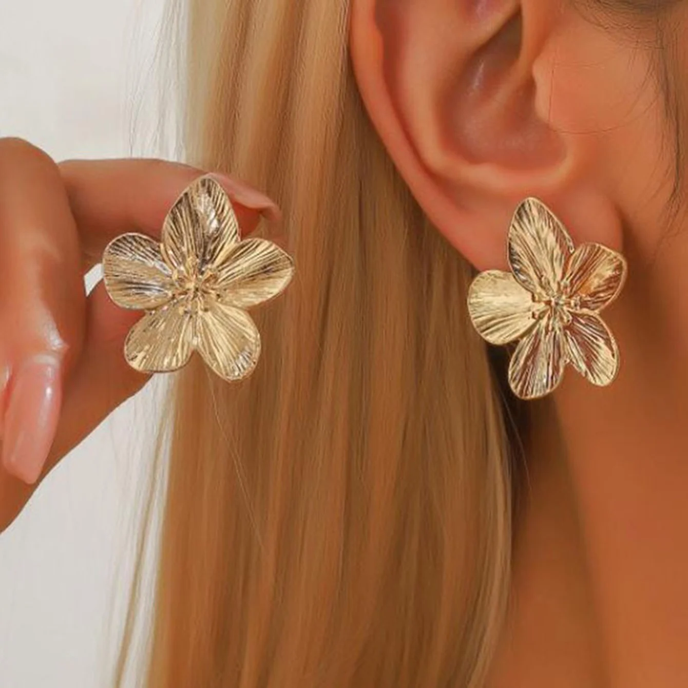 Uworld Hypoallergenic Stylish Vintage Flower Stud Earrings Premium 18k Gold Plated Stainless Steel For Women Party сережки женск