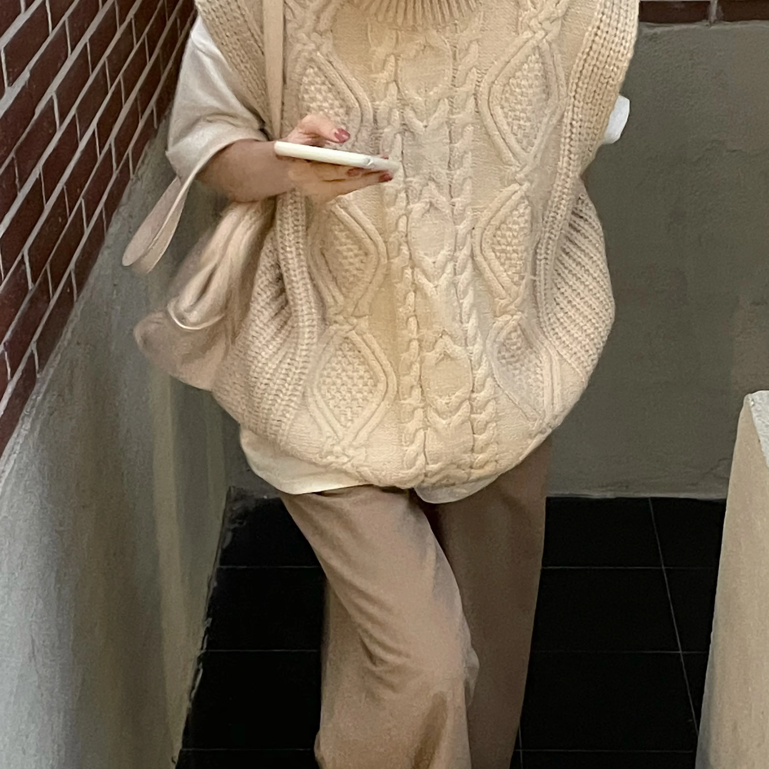2021 New Women Spring Autumn Turtleneck Twist Sleeveless Short Tank Sweater Jacket Beige Knitted Pullover Waistcoat Vest