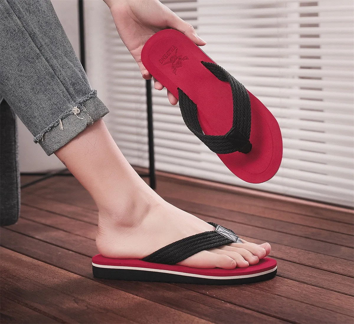 Summer Slippers Men Flip Flops Beach Sandals Non-slip Casual Flat Shoes Slippers Indoor House Shoes for Men Outdoor Slides