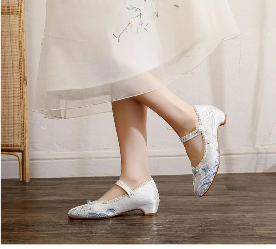 Embroidered Pointed Toe Women Mary Jane Pumps Ethnic Vintage Dress Shoe for Ladies Mid Heel Ankle Strap Dance Shoe