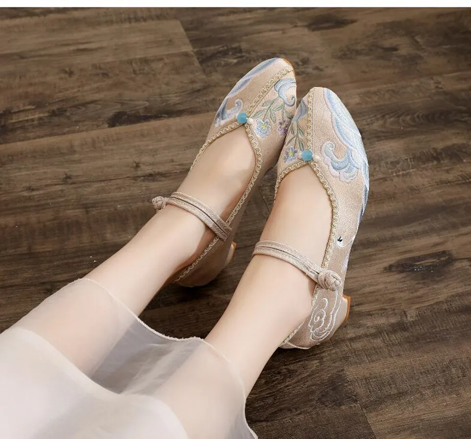 Embroidered Pointed Toe Women Mary Jane Pumps Ethnic Vintage Dress Shoe for Ladies Mid Heel Ankle Strap Dance Shoe