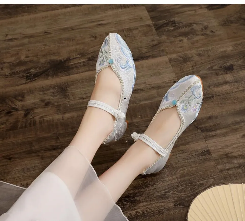 Embroidered Pointed Toe Women Mary Jane Pumps Ethnic Vintage Dress Shoe for Ladies Mid Heel Ankle Strap Dance Shoe