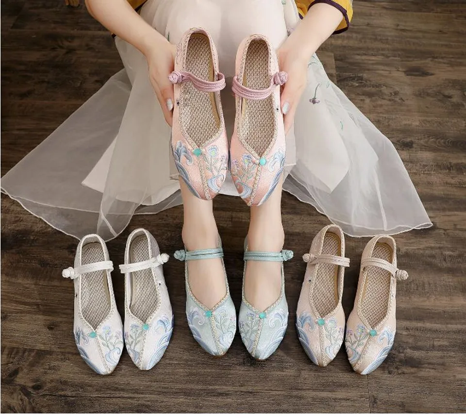 Embroidered Pointed Toe Women Mary Jane Pumps Ethnic Vintage Dress Shoe for Ladies Mid Heel Ankle Strap Dance Shoe