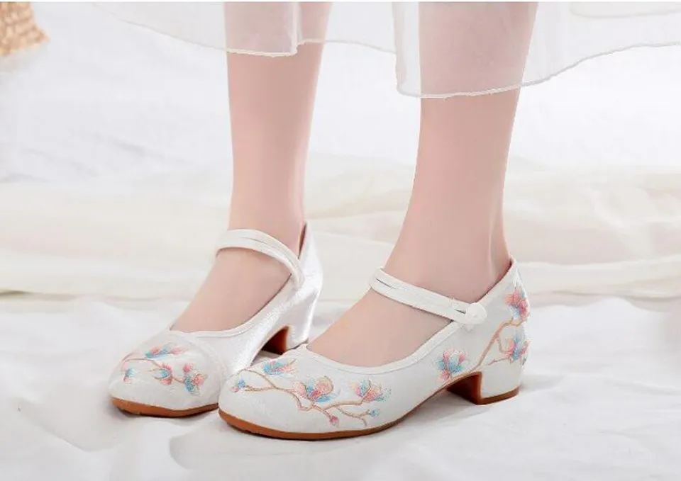 Embroidered Pointed Toe Women Mary Jane Pumps Ethnic Vintage Dress Shoe for Ladies Mid Heel Ankle Strap Dance Shoe
