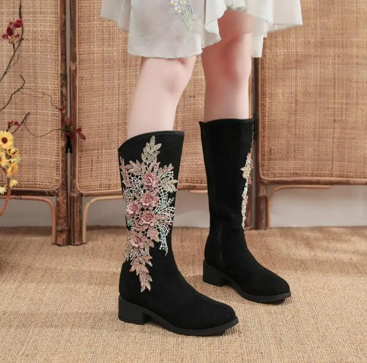 Women Stacked Heel Mid Calf Boots Zip up High Riding Boot Faux Suede Retro Appliques Long Booties for Female Plush Winter Shoe