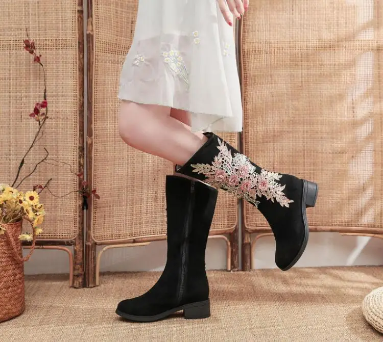 Women Stacked Heel Mid Calf Boots Zip up High Riding Boot Faux Suede Retro Appliques Long Booties for Female Plush Winter Shoe