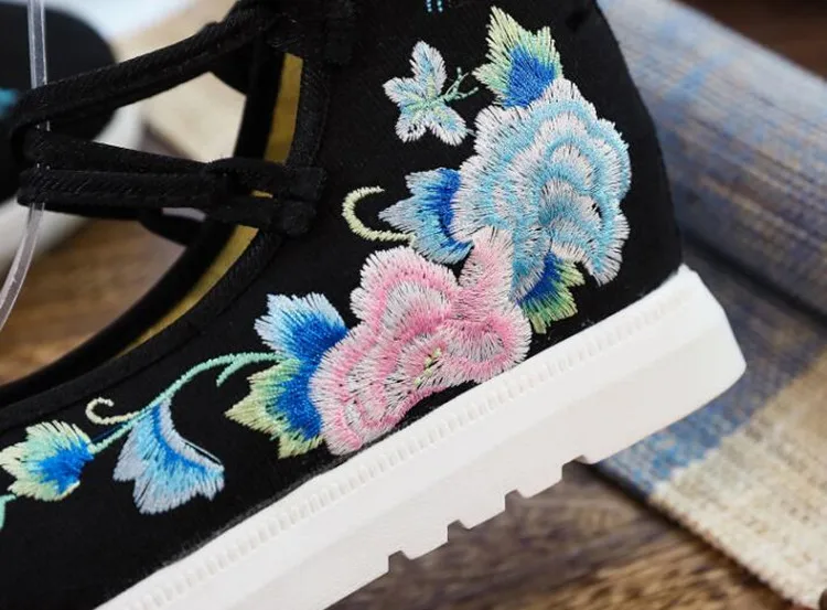Spring Women Cross-Tied Embroidered Casual Shoes Girls Vintage Canvas Sneakers Ethnic Lace-Up Female Wedges Dancing Shoes