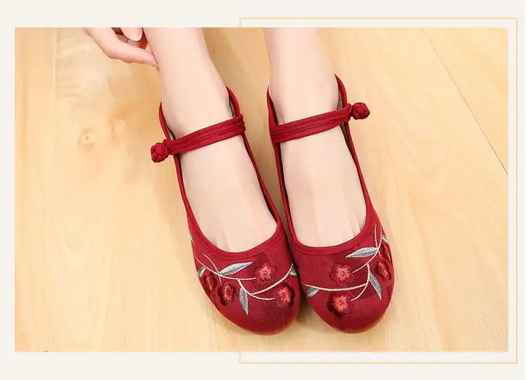 Ethnic Dance Shoes for Women Retro Embroidered Mary Jane Pumps Female Mid-Heel Round Toe Cheongsam Dress Shoe Ancient Style