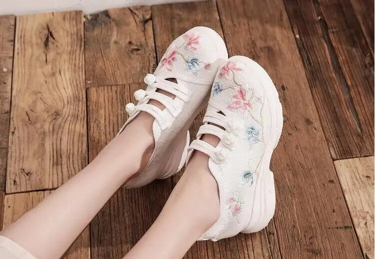 Fashion Floral Embroidery Women Sneakers Lace up Mid Heel Autumn Shoes for Woman Plus Size Casual Runway Comfort Walking Sneaker