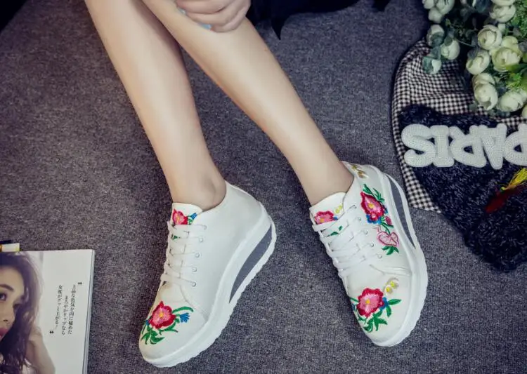 Fashion Floral Embroidery Women Sneakers Lace up Mid Heel Autumn Shoes for Woman Plus Size Casual Runway Comfort Walking Sneaker