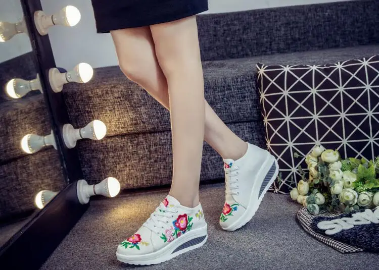 Fashion Floral Embroidery Women Sneakers Lace up Mid Heel Autumn Shoes for Woman Plus Size Casual Runway Comfort Walking Sneaker