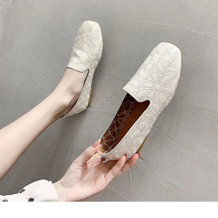 Fashion Beige Wide Flats Female Shoes Big Size 41 42 Summer Casual Soft Women's Slip on Loafers Ladies Cheap Shoes 2023 New