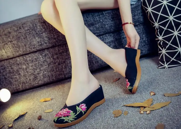 Women Canvas Embroider Wedges Slippers Ladies Vintage Summer Shoe Backless Closed toe Sandals for Girls Retro Slides Beach Shoes
