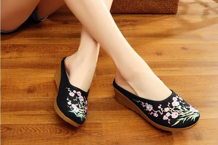 Women Canvas Embroider Wedges Slippers Ladies Vintage Summer Shoe Backless Closed toe Sandals for Girls Retro Slides Beach Shoes