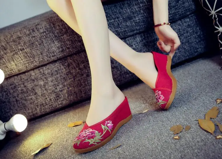 Women Canvas Embroider Wedges Slippers Ladies Vintage Summer Shoe Backless Closed toe Sandals for Girls Retro Slides Beach Shoes