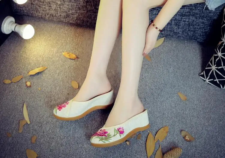 Women Canvas Embroider Wedges Slippers Ladies Vintage Summer Shoe Backless Closed toe Sandals for Girls Retro Slides Beach Shoes