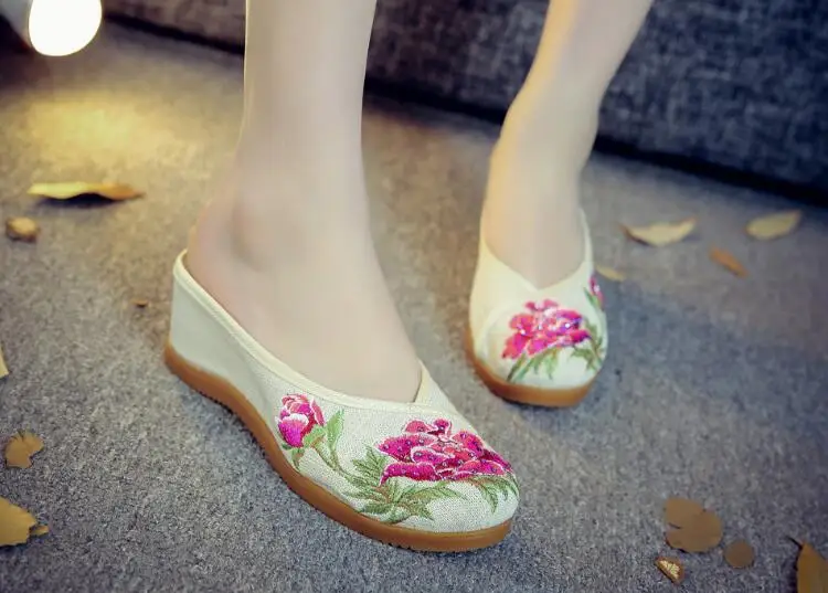 Women Canvas Embroider Wedges Slippers Ladies Vintage Summer Shoe Backless Closed toe Sandals for Girls Retro Slides Beach Shoes