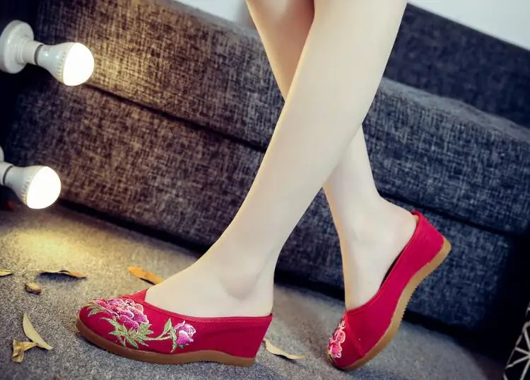 Women Canvas Embroider Wedges Slippers Ladies Vintage Summer Shoe Backless Closed toe Sandals for Girls Retro Slides Beach Shoes