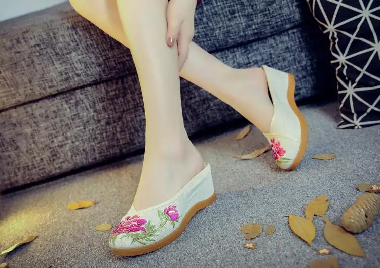 Women Canvas Embroider Wedges Slippers Ladies Vintage Summer Shoe Backless Closed toe Sandals for Girls Retro Slides Beach Shoes