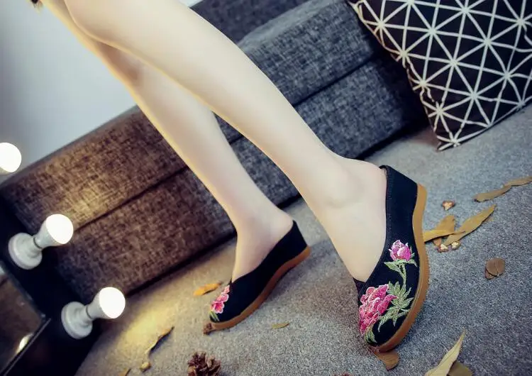Women Canvas Embroider Wedges Slippers Ladies Vintage Summer Shoe Backless Closed toe Sandals for Girls Retro Slides Beach Shoes