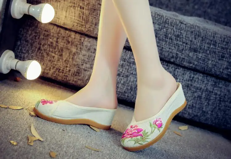 Women Canvas Embroider Wedges Slippers Ladies Vintage Summer Shoe Backless Closed toe Sandals for Girls Retro Slides Beach Shoes