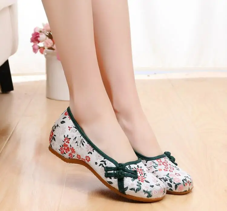 Ethnic Style Embroider Women Shoes Slip on Retro Loafers with Buttons Female Autumn Pumps Vintage Ballet Shoes